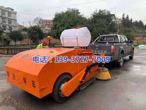 湖南省婁底市雙峰縣公路局養(yǎng)護中心彭站長與河南都市機械設(shè)備有限公司工程師喬主任,實地研究，精心設(shè)計制作了一款新型的皮卡車式道路清掃車