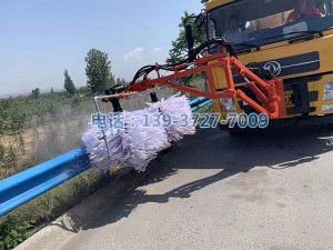 河南省駐馬店市公路管理局丁局長與我司合作研制成功新型護(hù)欄清洗機(jī)
