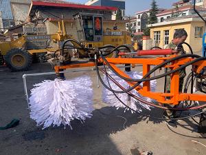 2020年11月11日山西省晉中市昔陽縣公路管理段與河南都市機(jī)械設(shè)備有限公司合作，在宋段長王隊長凌師傅的精心安排指導(dǎo)下與喬主任祝師傅的積極努力，成功研制出了加寬雙護(hù)欄板600mm護(hù)欄清洗機(jī)